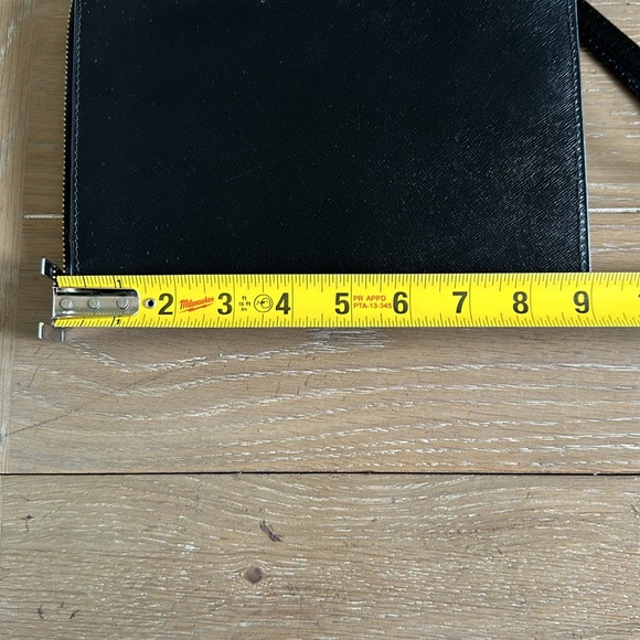 Barney New York, beautiful saffiano  leather clutch wristlet silver zipper - Picture 4 of 9